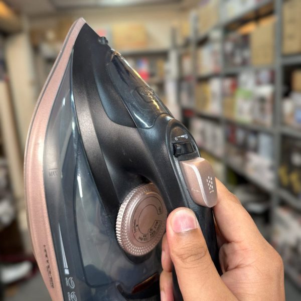Self-cleaning, Adjustable Temperature Control Iron